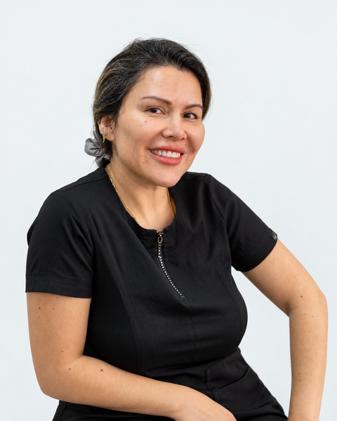 Betty Araya Neira, Enfermera de Clínica Adhara